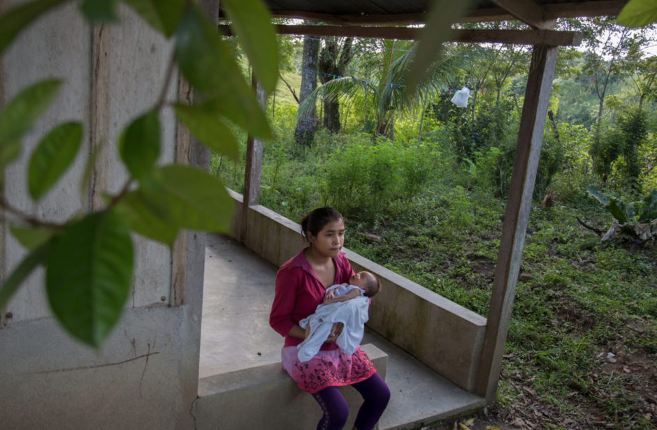 La periodista Stephanie Sinclair fotografió a varias niñas madres de Guatemala para el New York Times.