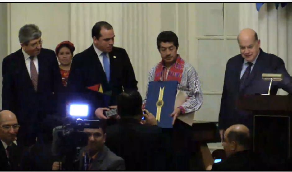 El reconocimiento fue entregado por el Secretario General de la OEA, José Miguel Insulza. (Foto: OEA)