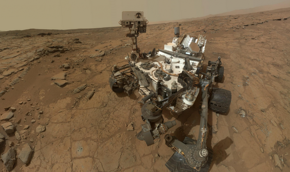 El equipo de la NASA que controla sus publicaciones bromean con películas y selfies del robot en Marte. (Foto: Twitter)