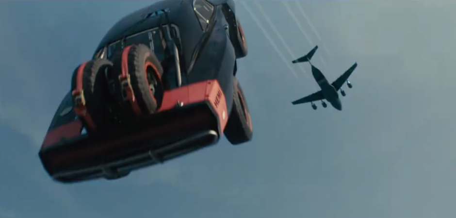 Los vehículos saltan al vacío en una de las escenas más impresionantes de la película. (Foto: YouTube)