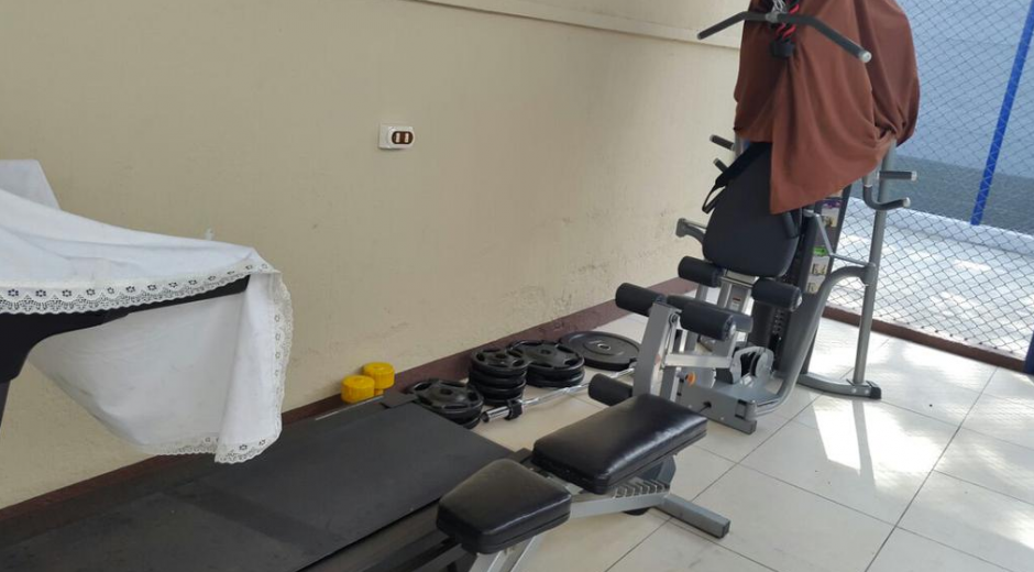 Jairo Orellana tenía varias máquinas para hacer ejercicios y pesas con sus respectivos discos. (Foto: MP)