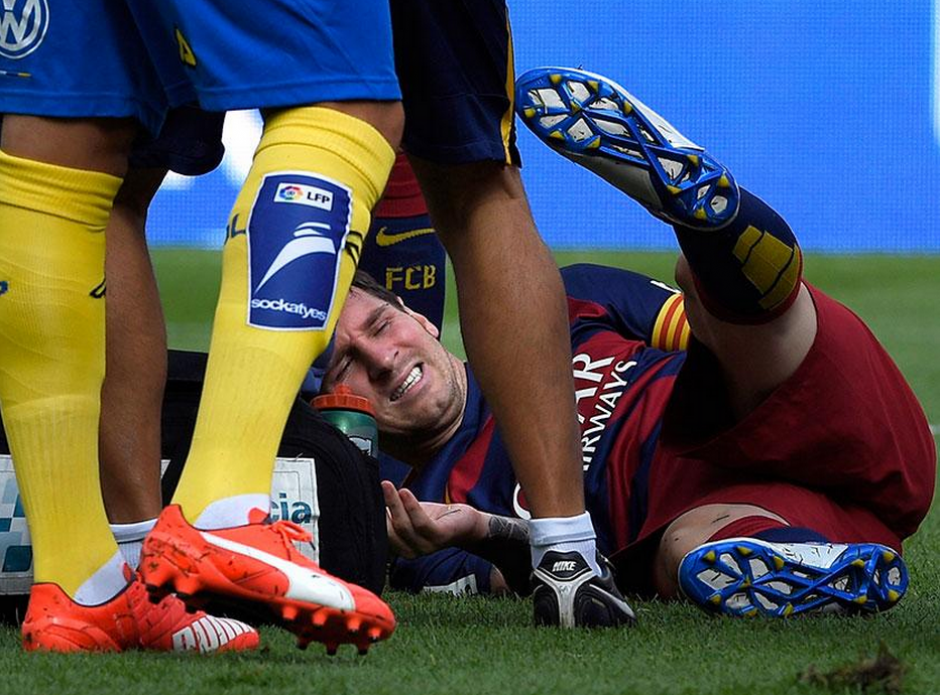 El dolor de Lionel Messi era evidente, se tomó la pierna y sabía que no podría continuar en la cancha. (Foto: AFP)