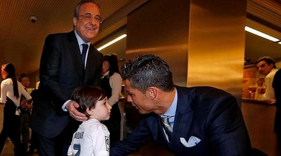 El pequeño Haidar no pudo contener las lágrimas al conocer a su ídolo, Cristiano Ronaldo. (Foto: Twitter)