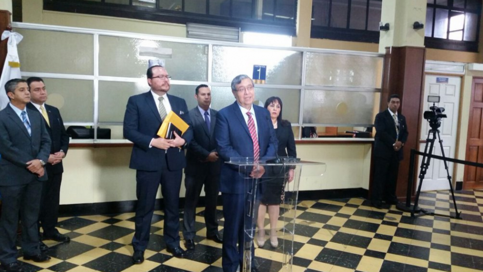 El vicepresidente Jafeth Cabrera presentó su declaración patrimonial ante la Contraloría General de Cuentas. (Foto: Presidencia)&nbsp;