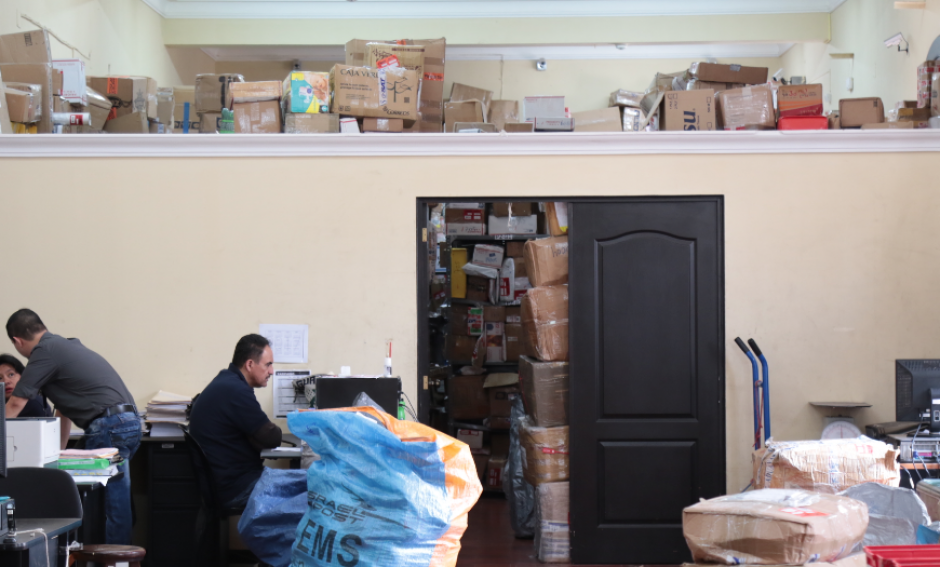 Correos y Telégrafos acumula al menos 2 mil sacos en sus bodegas. (Foto: Alejandro Balán/Soy502)