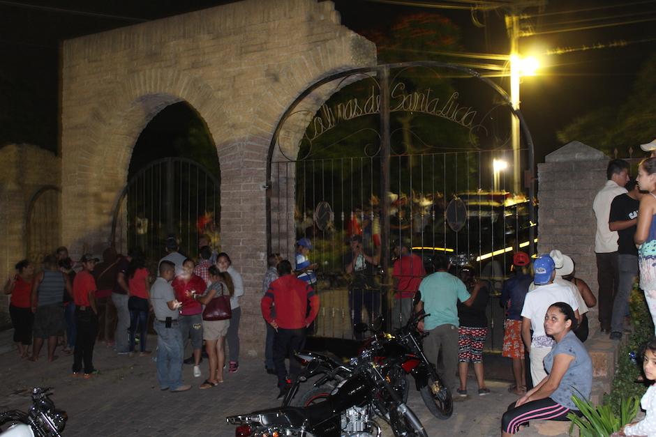 La salida de la colonia Colinas de Santa Lucía fueron cerradas para que evitar que salieran los policías. (Foto: Joaquín Álvarez/Nuestro Diario)