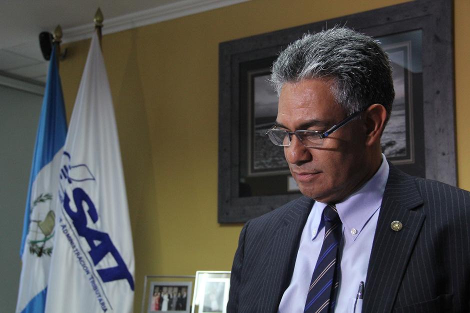 Carlos Muñoz, jefe de la Administración Tributaria, reconoció este lunes que de no alcanzarse la meta de recaudación esta llegaría a los 49 mil millones de quetzales, una brecha de 2 mil 300 millones de lo previsto al inicio del año (Foto: Alexis Batres/Soy502)
