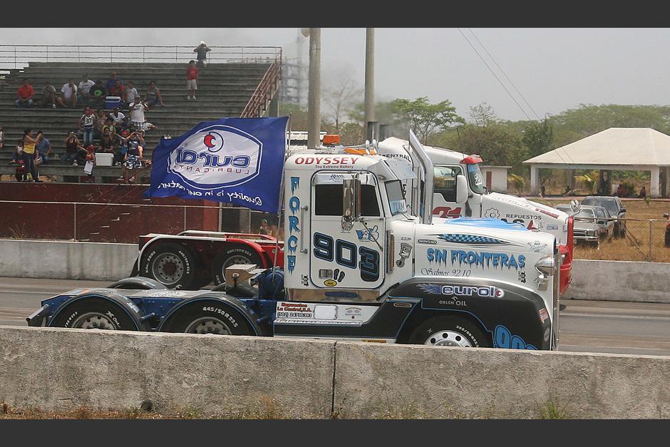 En acción Carlos Zometa y Francisco Solano, durante la tercera fecha del Campeonato Nacional de Aceleración en la modalidad de Tráilers. (Foto: César Pérez)