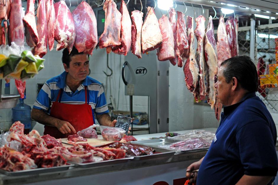 La libra de carne de res registra un aumento de precio de entre dos y tres quetzales en las diferentes carnicerias de la ciudad capita. (Foto: Erick Sor)&nbsp;