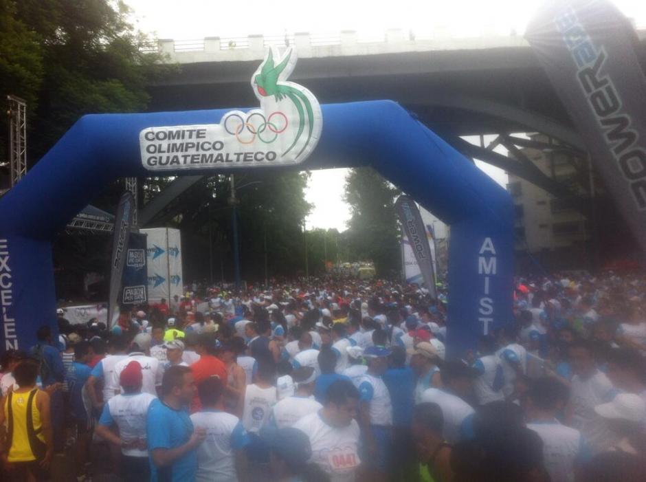 Miles de atletas se dieron cita en el puente olímpico en la zona 5 de la capital para participar en la carrera. &nbsp;(Foto: COG)