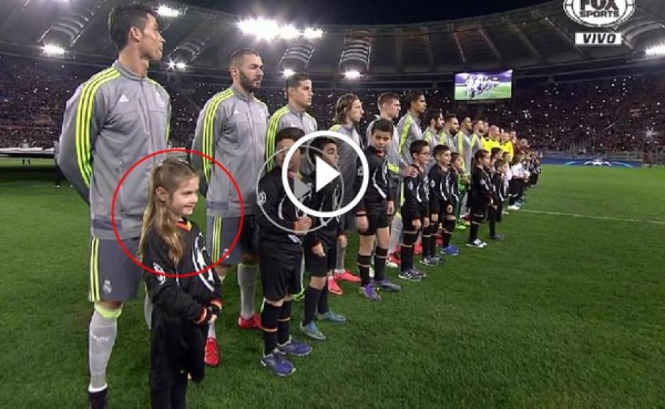 Una niña que acompañó a Crsitiano Ronaldo en el protocolo, previo al juego Roma - Real Madrid fue sorprendida por el crack que le dio un beso en la mejilla. (Foto: Captura de pantalla)