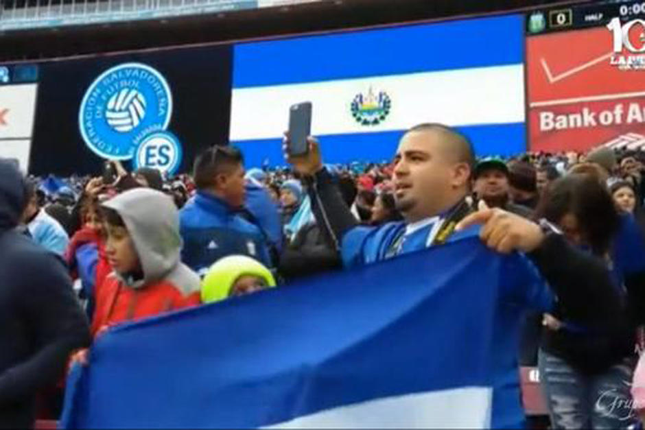 Los aficionados salvadoreños asistentes al FedEx Field se sintieron indignados al darse cuenta que confundieron su himno nacional con el de otro país. (Foto: YouTube)