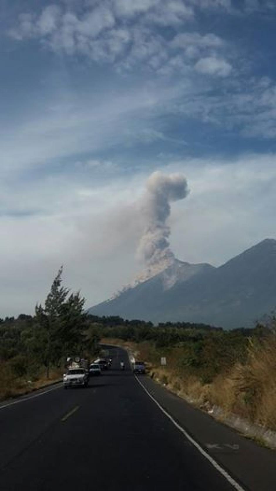 El volcán de Fuego presenta una columna de ceniza de color gris a una altura de 5000 a 5500 msnm informó la Conred. (Foto: @ConredGuatemala)