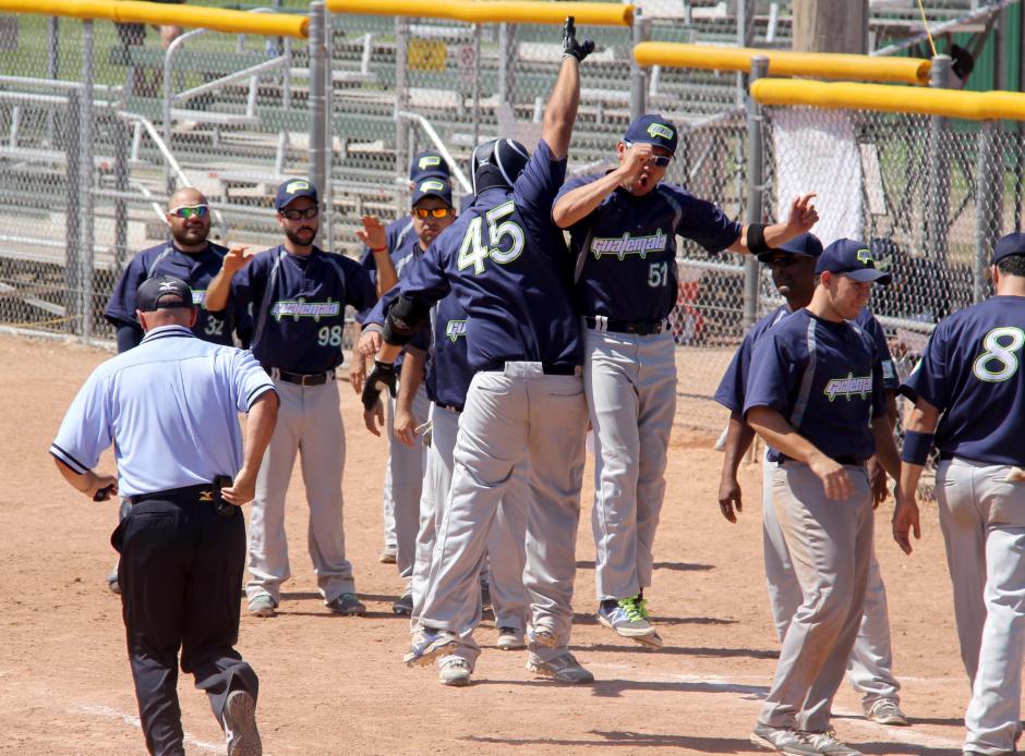 Luis Pedro Folgar celebra después de conectar un cuadrangular, en el Mundial de Softbol que se disputa en Canadá. (Foto: Asosoftbol)&nbsp;