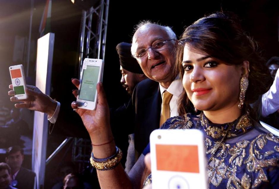 El presidente de Ringing Bells, Ashok Chadha, segundo a la derecha, presenta el nuevo dispositivo móvil de la empresa, Freedom 251. (Foto: EFE)&nbsp;