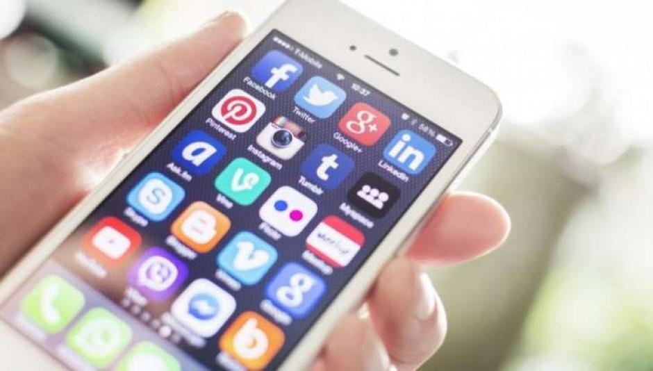 Cientos de personas usan aplicaciones en sus dispositivos móviles. (Foto:&nbsp;pesquisaciudadana.com)