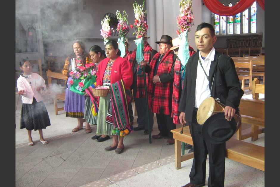 La Paach es una ceremonia practicada todo los años del 25 de julio al 4 de octubre, como parte de los ritos sincréticos en agradecimiento a la "madre tierra" por la cosecha del maíz, y en homenaje a Santiago Apóstol y San Francisco de Asís.