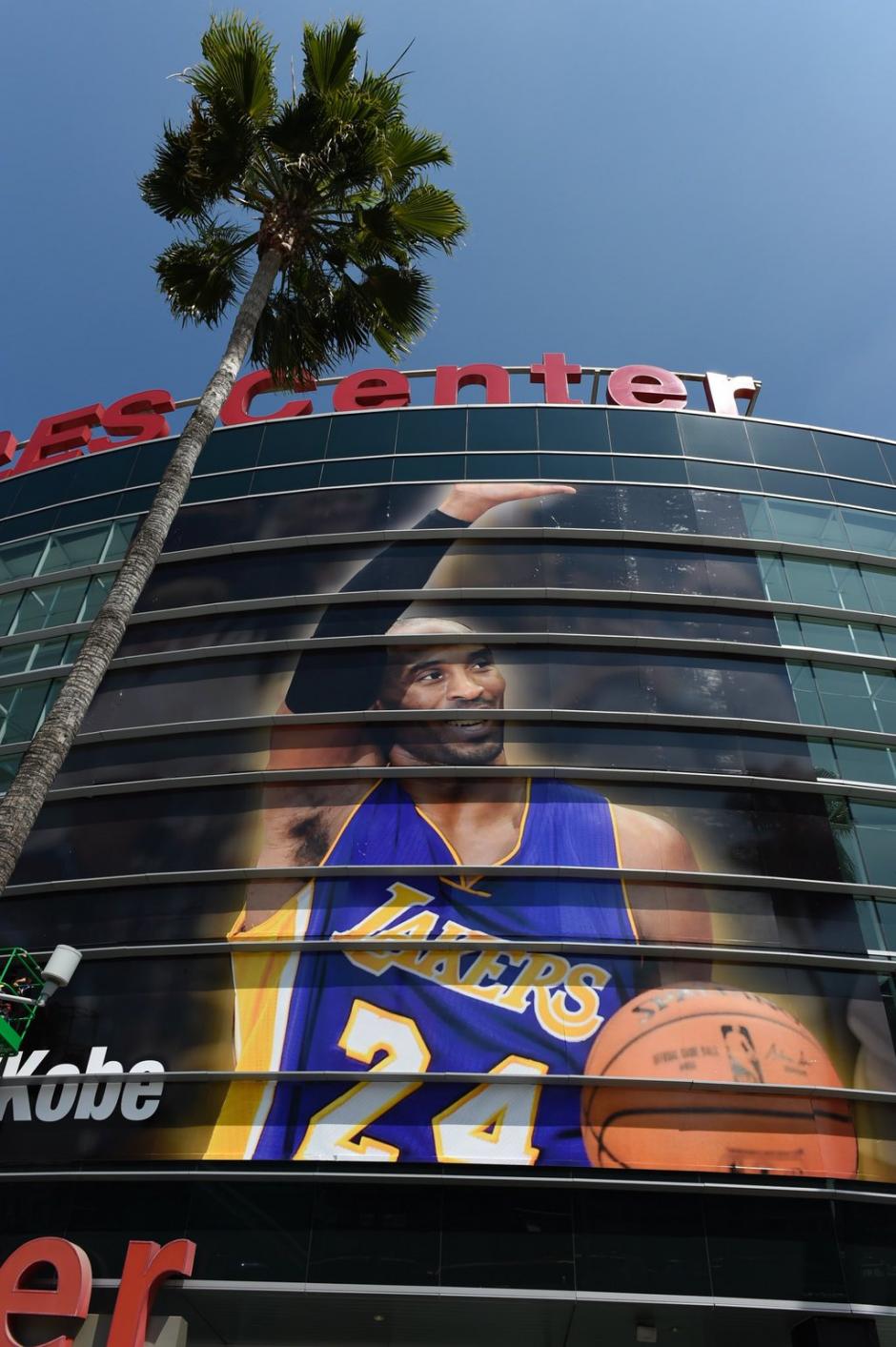 La fachada del Staples Center anuncia el adiós de Kobe. (Foto: Staples Center)
