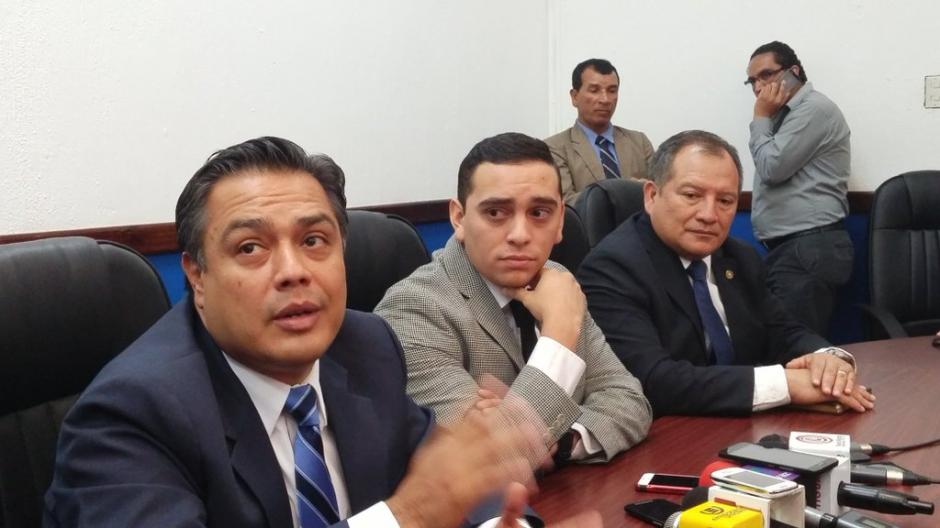 El jefe de bancada de FCN-Nación, Javier Hernández (I), y Juan Manuel Giordano, ofrecieron una conferencia de prensa por los comentarios hechos por el "Dipukid" al referirse al Gobernador de San Marcos. (Foto: José Miguel Castañeda/Soy502)