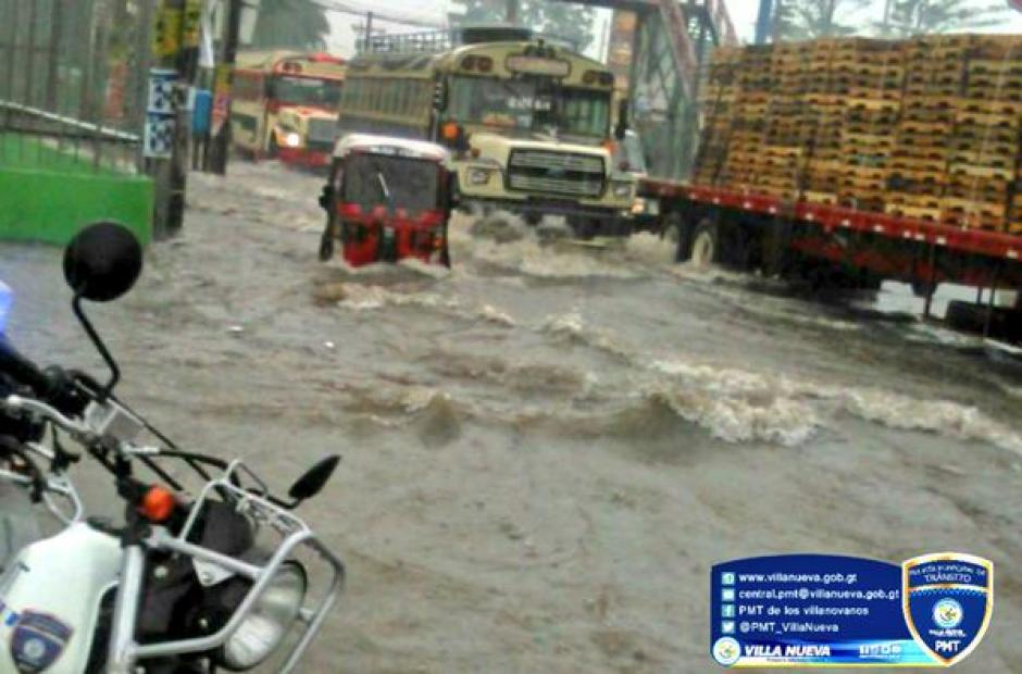 El piloto del moto taxi, desafía la correntada de agua en la zona 4 de Villa Nueva, frente a MetroCentro. (Foto: Gerson Gudiel/ PMT Villa Nueva)&nbsp;