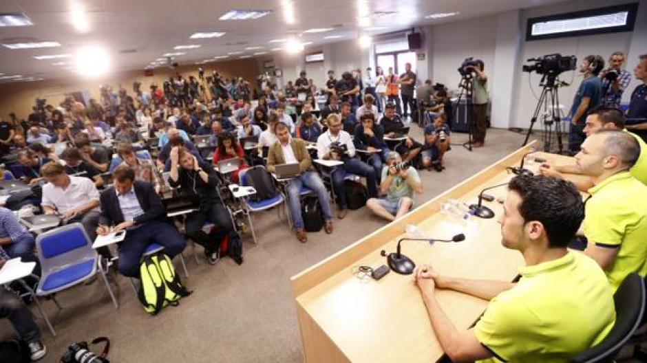 Xabi, Iniesta y Busquets, los capitanes del FC Barcelona en conferencia de prensa. (Foto. FC Barcelona)