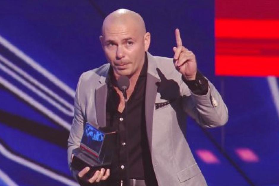 Pitbull pide a los otros candidatos que se pongan las pilas para que Trump no sea presidente de Estados Unidos.