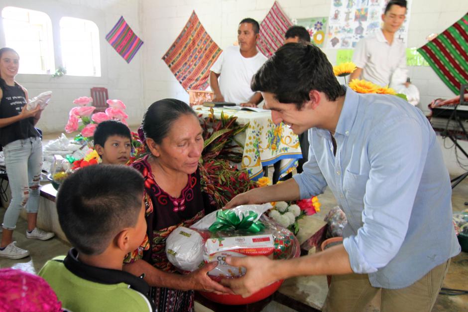 Charles Fernández, el campeón Panamericano de Pentatlón Moderno, regresó a la comunidad El Tabacal, en Escuintla, para desear feliz Navidad a los amigos que lo han visto crecer y triunfar. (Foto: Luis Barrios/Soy502)