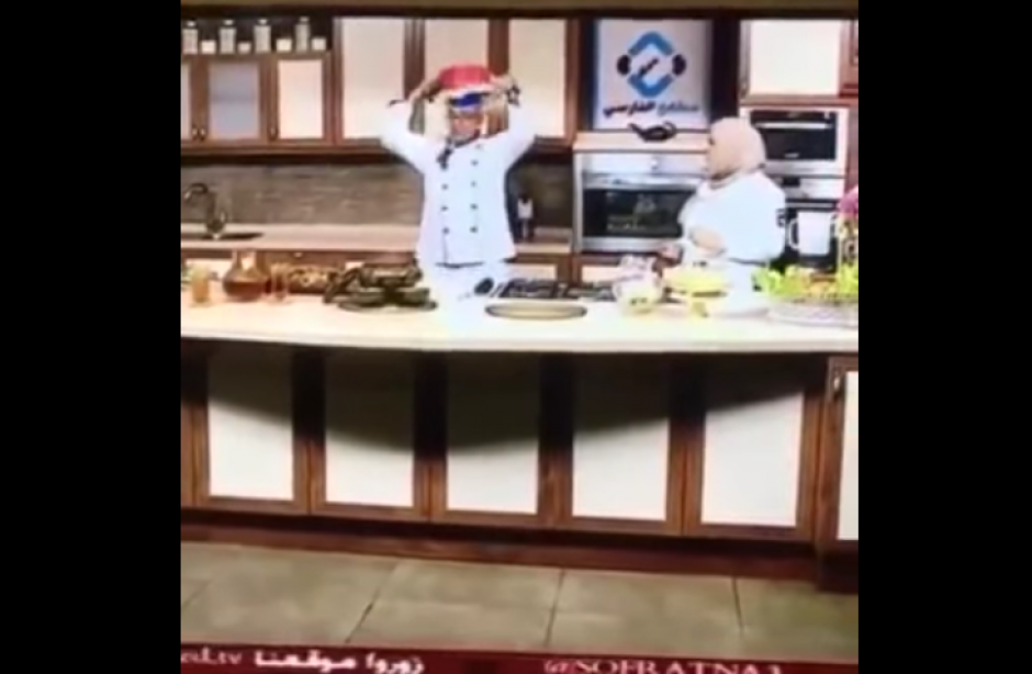 El chef volteó la olla sobre su cabeza como parte de la receta. (Foto: YouTube)