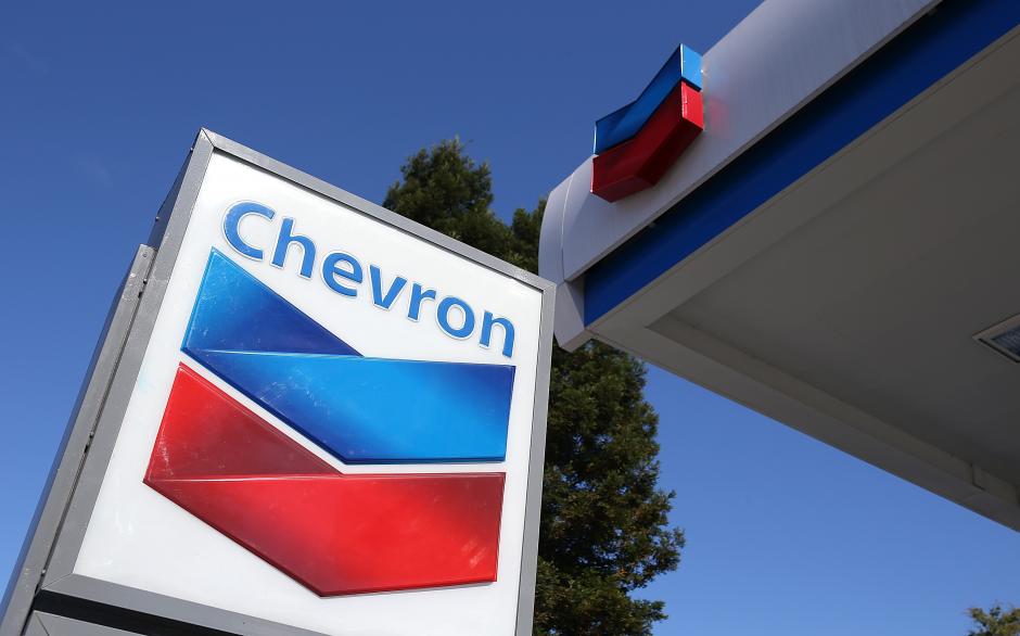 El grupo petrolero Chevron anunció que reducirá sus inversiones relacionadas con el petróleo&nbsp;en un 25%&nbsp;. (Foto: Google)