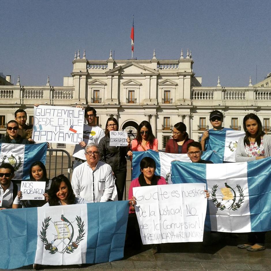 Los guatemaltecos en Chile enviaron sus mensajes a los gobernantes desde Santiago. (Foto: Facebook)