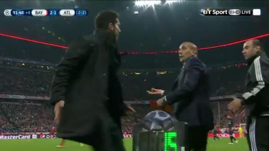 "El Cholo" Simeone agrede a su delegado en los minutos finales del Bayern Múnich - Atlético de Madrid. (Foto: Captura de video)