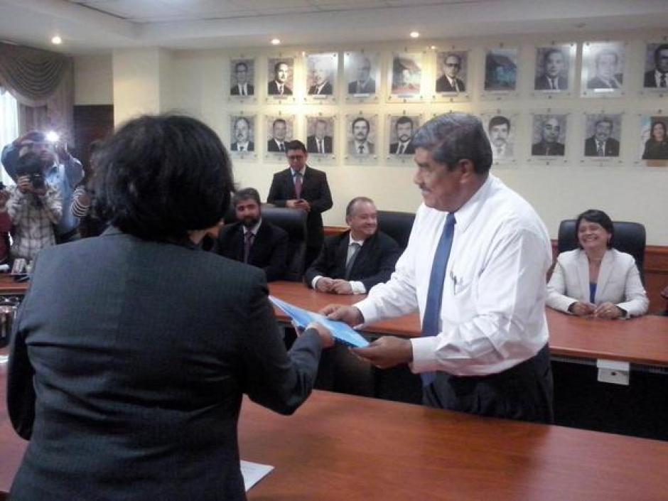 El contralor Carlos Mencos recibió con agrado la petición de los representantes de los distintos sectores sociales. (Foto Marcia Zavala/Soy502)