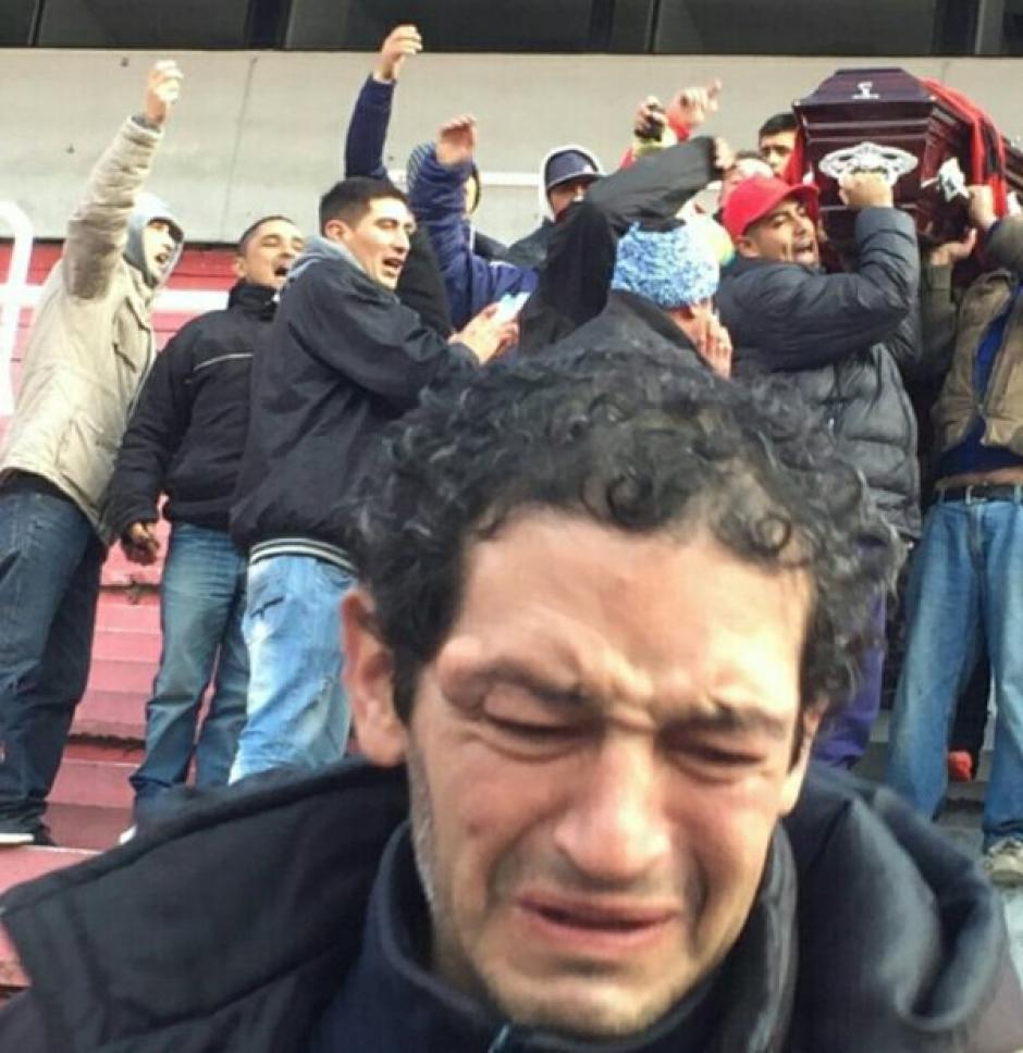 Un aficionado de Independiente, de Argentina, fue velado en el estadio Libertadores de América. (Foto: Twitter)