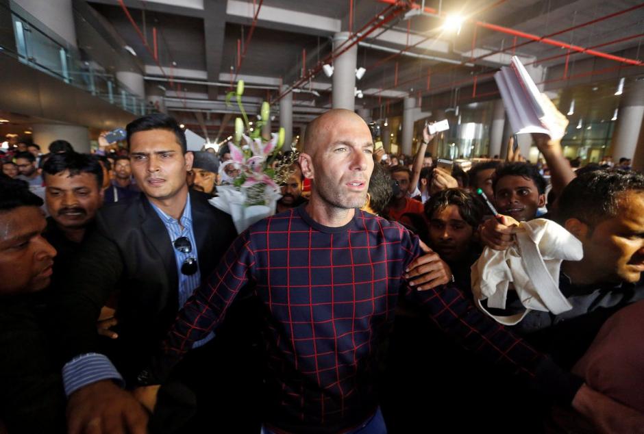 El entrenador del Real Madrid, Zinedine Zidane, fue recibido como estrella de rock a su llegada a India. (Foto: EFE)