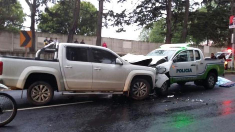 Según relatan testigos del incidente, el hombre del carro particular no respetó la señalización, provocando la muerte de un agente de la PMT, además del caos vehicular en la ruta a El Salvador. (Foto: Twitter Dalia Santos)&nbsp;