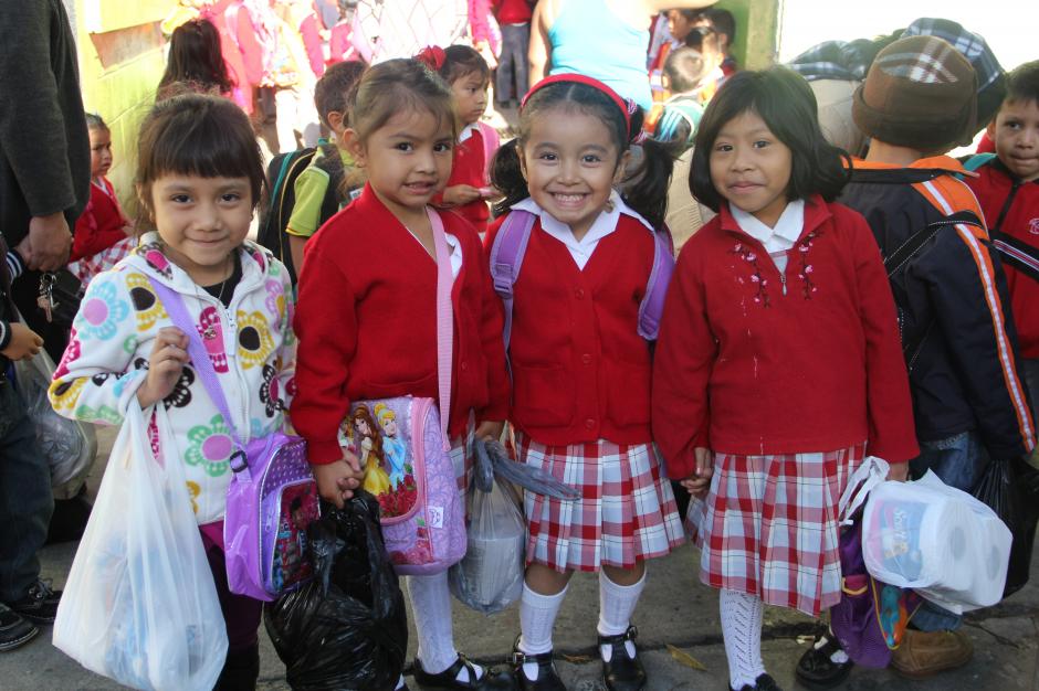 Las cuatro pequeñas sonríen al reencontrarse nuevamente en la escuela urbana oficial Puerto Rico en su primer día de clases del 2015 (Foto: Fredy Hernández/Soy502)