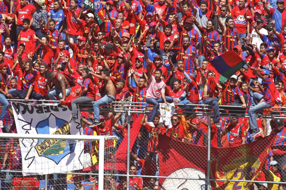 Los aficionados le gritan con las manos al árbitro. En vez de disfrutar el partido, insultan con el gesto.&nbsp;