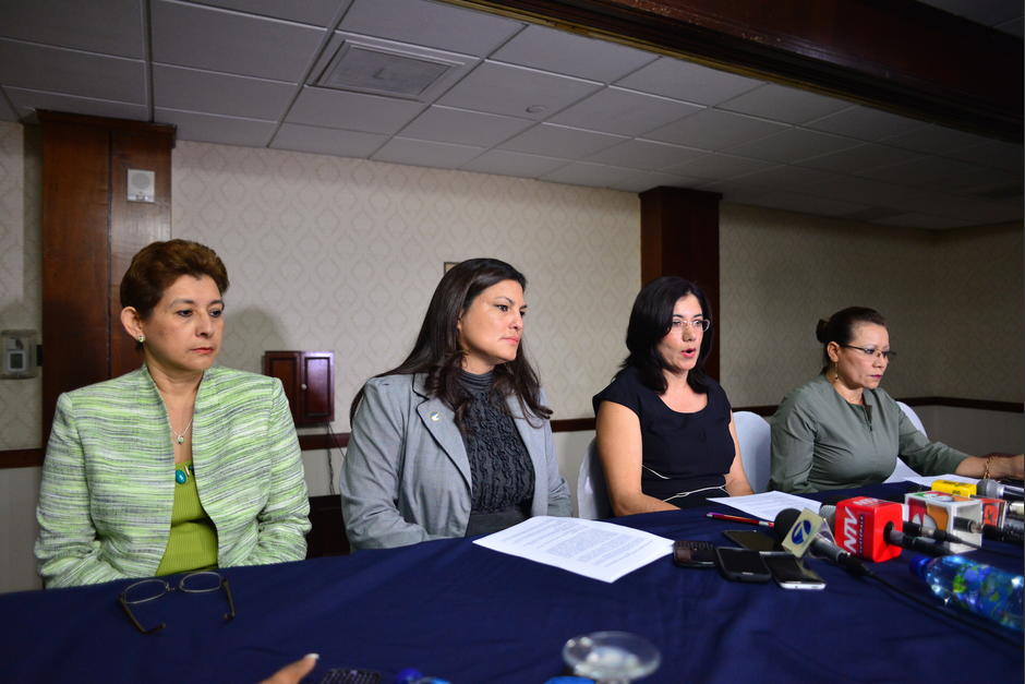 La magistrada reelecta Claudia Escobar (tercera de izquierda a derecha), acompañada por las juezas Ana Vilma Díaz, Patricia Gámez e Ina Leticia Girón. (Foto: Jesús Alfonso/Soy502).