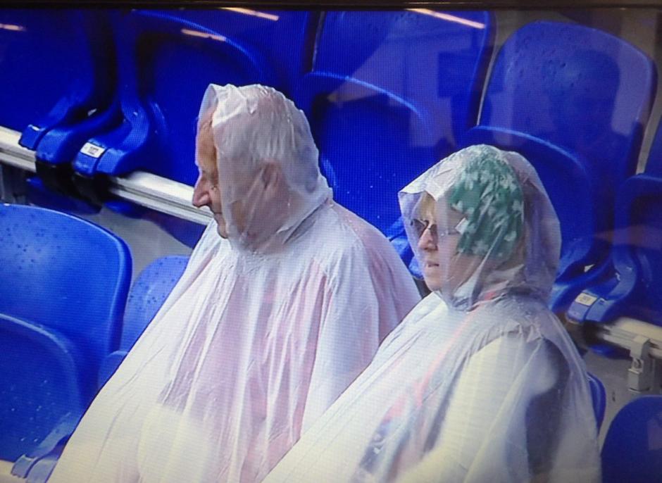 Los aficionados aguantaron la granizada en el estadio. (Foto: Captura de video)