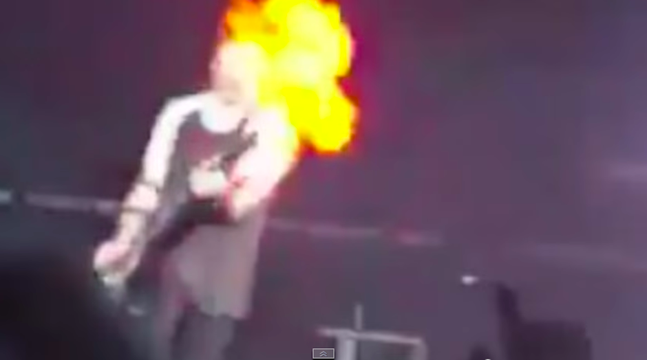 EL guitarrista de la banda australiana "5 Seconds of Summer" sufrió un accidente en pleno concierto cuando una llamarada que era parte del show le quemó el rostro. (Foto: youtube)&nbsp;