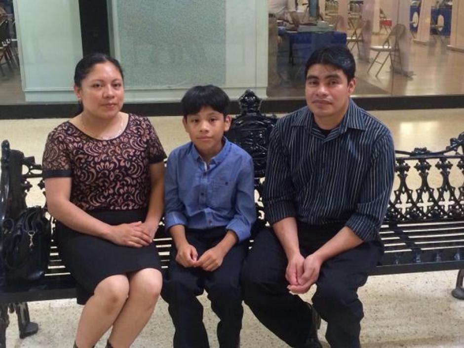 La primera familia guatemalteca que se presenta al CMT en Houston para registrarse en RENAP. (Foto: Twitter/@renapgt)
