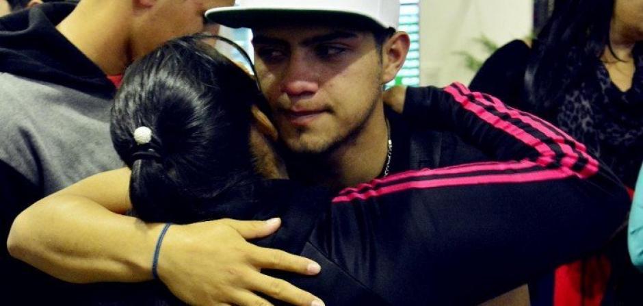 Junto a amigos y familiares, el nuevo fichaje del Real Madrid, Sergio Díaz, fue despedido en su viaje a la capital española. (Foto: Radio La Unión)