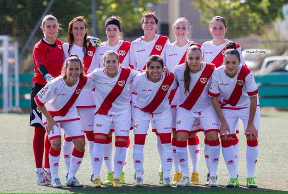 La futbolista guatemalteca, Ana Lucía Martínez, (tercera en la segunda fila) debutaría oficialmente con el Rayo Vallecano de la máxima categoría del futbol femenino español. (Rayo Vallecano)