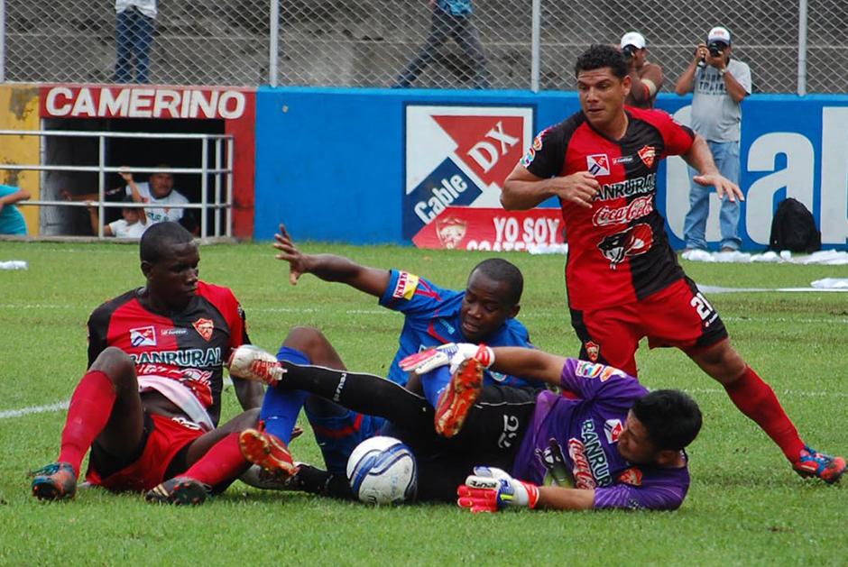 Coatepeque superó a Municipal en el estadio Israel Barrios de Coatepeque. (Nuestro Diario)