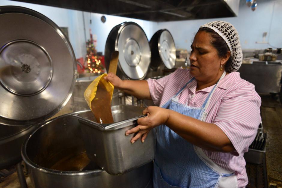 El personal de la cocina realiza su trabajo, con los pocos alimentos que recibe de las bodegas. (Foto: Jesús Alfonso/Soy502)