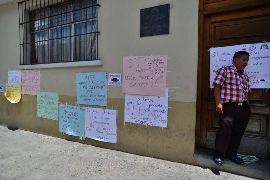 Los comunitarios de Sayaxché, Petén, mantienen ocupada la sede de CODISRA desde el martes.&nbsp;(Foto: Wilder López/Soy502)&nbsp;