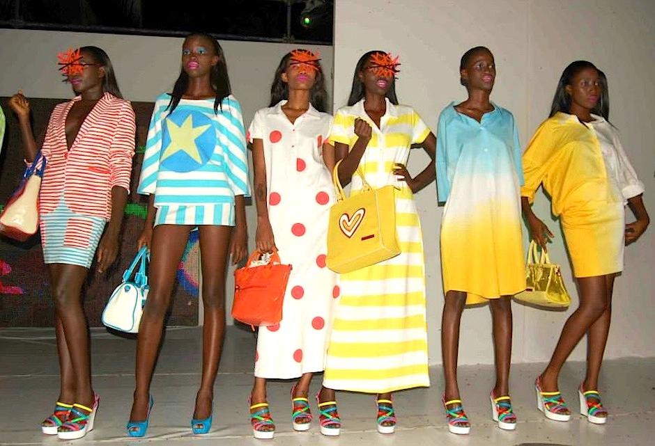 La década de los ochenta es recreada en la colección primavera-verano 2014, de Ágatha Ruiz de la Prada, presentada en la República de Gambia. (Foto: Facebook/Gambia Fashion Night)&nbsp;