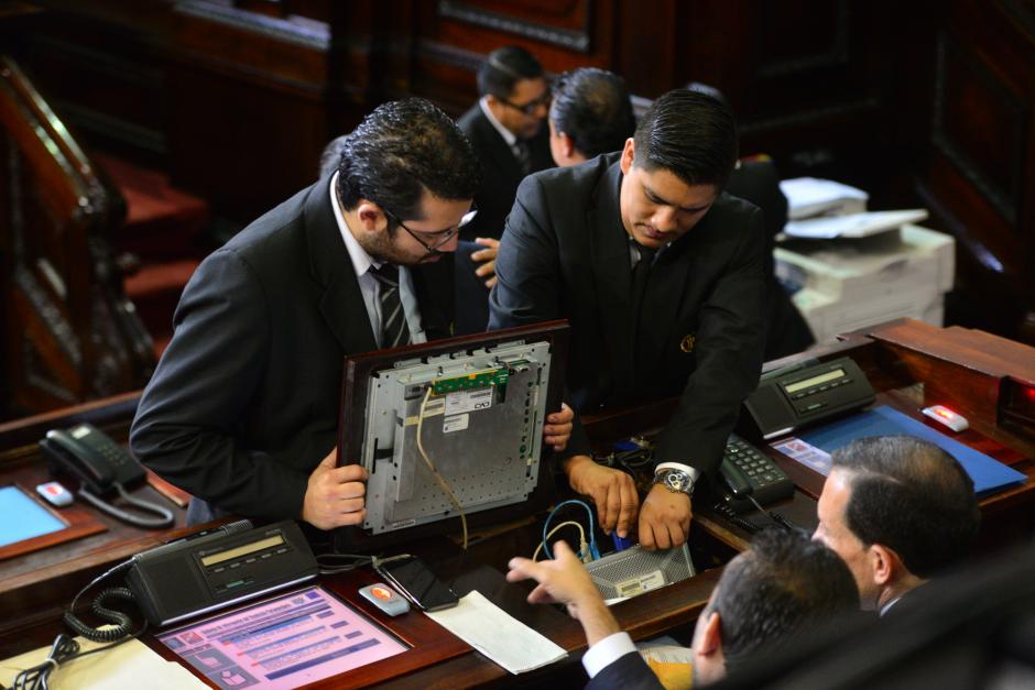 El tablero electrónico del Legislativo lleva cerca de tres semanas dañado. (Foto Wilder López/Soy502)