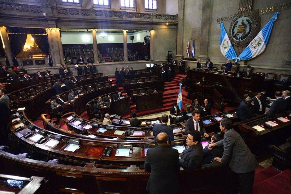 El Congreso recibe otra vez un antejucio contra el presidente Otto Pérez y la inestabilidad que se vive dentro del hemiciclo, evidencia que la historia podría repetirse, la cual benefició al mandatario en un proceso anterior. (Foto: Wilder López/Soy502)