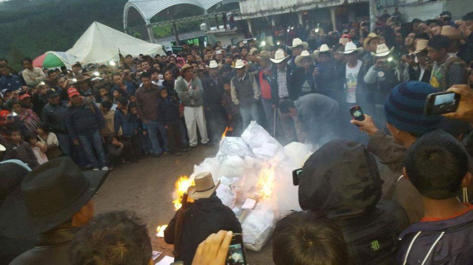 En Patzún, Chimaltenango, los pobladores quemaron las papeletas en protesta por supuestas anomalías. (Foto: @AMendozaWRADIO)&nbsp;